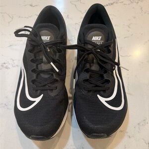 men’s Nike black and White running Sneakers - size 9.5